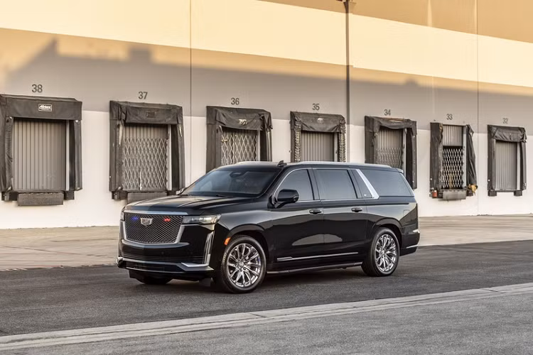 Nhìn từ bên ngoài, chiếc SUV Cadillac Escalade 2022 bọc thép này trông như một chiếc Escalade điển hình, chỉ khác ở cửa sổ màu tối hơn, dáng xe được hạ thấp và thêm đèn ở lưới tản nhiệt. Xe cũng được trang bị hệ thống còi hú P1, lốp run-flat chống xịt, nổ.