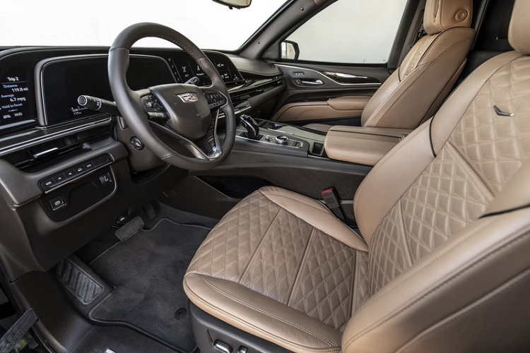 Điểm nổi bật là hai chiếc ghế cơ trưởng dành cho hành khách phía sau đi kèm các chức năng sưởi, làm mát và massage. Khoang hành khách được tách biệt với người lái và có thêm 2 ghế phụ (có thể gập gọn khi không dùng đến).