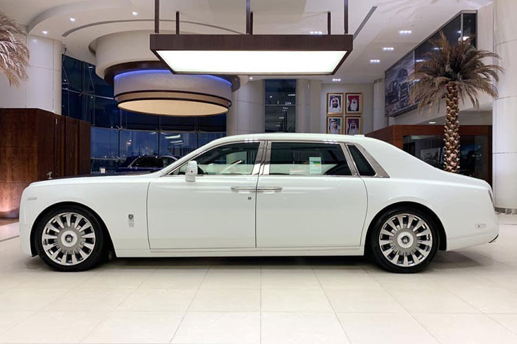 Cả 2 chiếc xe siêu sang Rolls-Royce Phantom Tranquillity tại Việt Nam đều được sơn màu trắng đi kèm nắp capô màu xám, la-zăng cũng thiết kế và phối màu y hệt. Đặc điểm nhận ra của 2 chiếc xe siêu sang Rolls-Royce Phantom Tranquillity này chính là đèn phản quang bên hông đầu xe, chiếc đầu tiên màu trắng còn xe thứ 2 là màu cam.