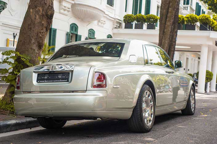 Chưa hết, logo Spirit of Ecstasy của chiếc xe siêu sang Rolls-Royce Phantom Series II Hadar độc nhất thế giới không bằng bạc, vàng như thường thấy mà sử dụng bằng chất liệu polycarbonate trong suốt.