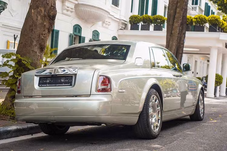 Chưa hết, logo Spirit of Ecstasy của chiếc xe siêu sang Rolls-Royce Phantom Series II Hadar độc nhất thế giới không bằng bạc, vàng như thường thấy mà sử dụng bằng chất liệu polycarbonate trong suốt.
