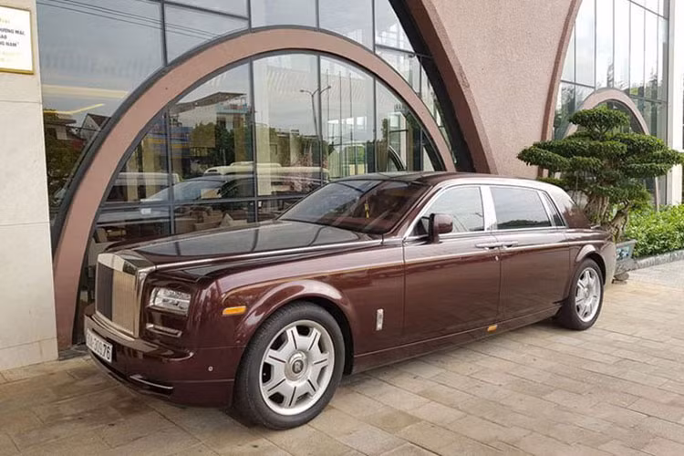 Trước khi xe Rolls-Royce Phantom Sacred Fire về nước, có 1 doanh nhân Việt cũng đã sở hữu chiếc xe siêu sang Rolls-Royce Phantom hàng thửa mang tên gọi Oriental Sun - Mặt trời phương đông, người đó chính là ông Lê Thanh Thản.