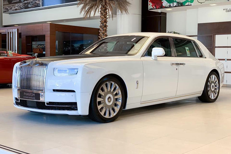 Vào tháng 4/2020, một chiếc Rolls-Royce Phantom VIII bản Tranquility 2020 đầu tiên về Việt Nam đang gây xôn xao dư luận khi nó chỉ được sản xuất với 25 chiếc trên toàn thế giới. Được biết, thay vì được mua chính hãng từ Anh hay nhập từ Mỹ như đa phần những chiếc Rolls-Royce khác, siêu phẩm này được chủ nhân mua lại từ một đại lý ở Dubai.