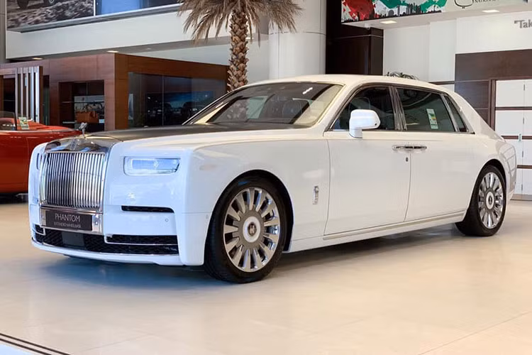 Vào tháng 4/2020, một chiếc Rolls-Royce Phantom VIII bản Tranquility 2020 đầu tiên về Việt Nam đang gây xôn xao dư luận khi nó chỉ được sản xuất với 25 chiếc trên toàn thế giới. Được biết, thay vì được mua chính hãng từ Anh hay nhập từ Mỹ như đa phần những chiếc Rolls-Royce khác, siêu phẩm này được chủ nhân mua lại từ một đại lý ở Dubai.