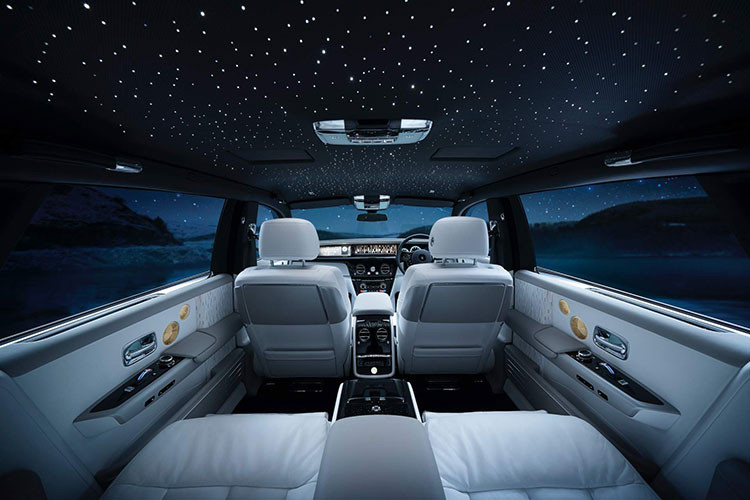 Độ chịu chơi và chịu chi của nhà giàu Việt thật đáng ngưỡng mộ vì Rolls-Royce Phantom Tranquillity không dành cho số đông. Tuy nhiên các anh tài trong nước còn chiếm được 2 suất mua xe thì quả nhiên Rolls-Royce Phantom giới hạn rất hút khách Việt.