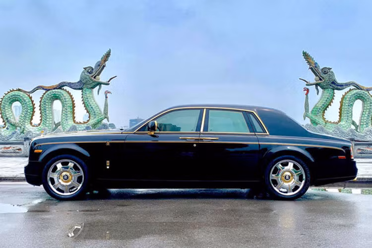 Để kỷ niệm năm con rồng cách đây 10 năm, hãng xe siêu sang Anh quốc cho ra đời 33 chiếc xe Rolls-Royce Phantom Year of the Dragon dành cho thị trường Trung Quốc. Các đại gia Việt sau đó đã nhanh chóng thu gom 2 xe đầu tiên xuất xưởng.