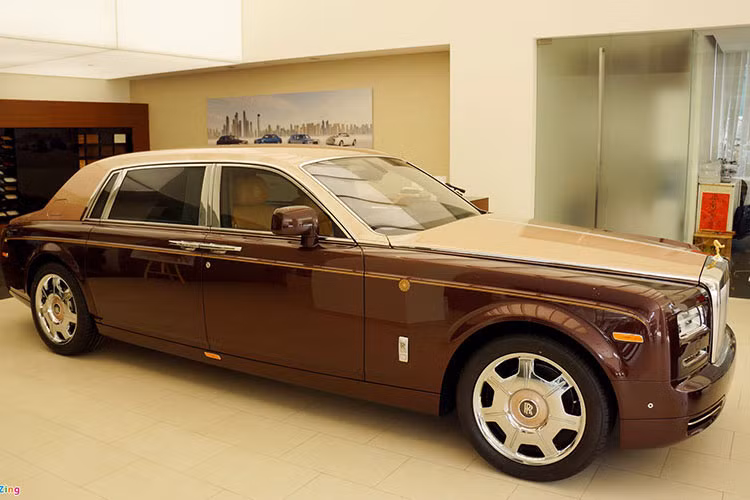 Đã nói đến những chiếc xe siêu sang Rolls-Royce Phantom đặc biệt tại Việt Nam nhiều người sẽ liệt kê đến Sacred Fire, phiên bản độc nhất vô nhị trên toàn thế giới được tạo ra dành cho ông Trịnh Văn Quyết.