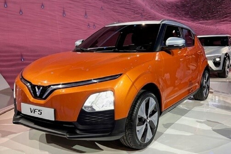 Bên trong VinFast VF5 là không gian nội thất 5 chỗ ngồi và phối 2 màu đen - cam. Ngoài ra, xe còn có những điểm nhấn màu cam như trên mặt táp-lô, viền cửa gió điều hòa và viền màn hình thông tin giải trí.