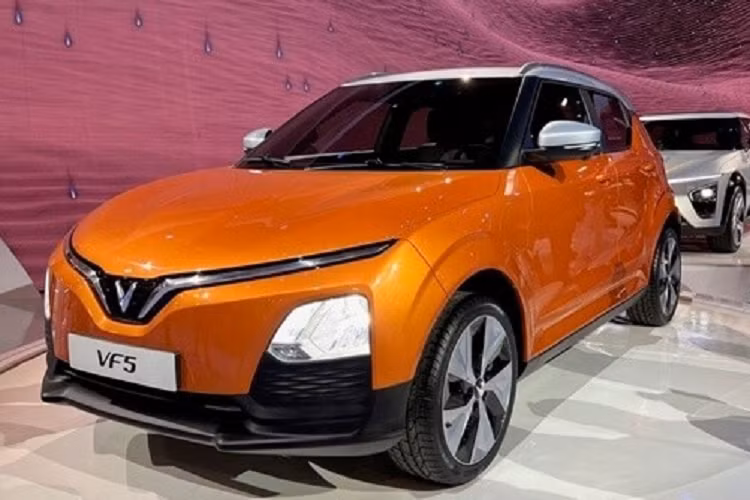 Bên trong VinFast VF5 là không gian nội thất 5 chỗ ngồi và phối 2 màu đen - cam. Ngoài ra, xe còn có những điểm nhấn màu cam như trên mặt táp-lô, viền cửa gió điều hòa và viền màn hình thông tin giải trí.