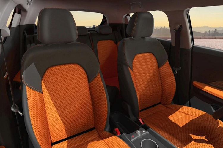 Ngoài ra, mẫu xe điện hạng A này còn có bộ mâm hợp kim với kích thước 18 inch và 5 chấu sơn 2 màu. Bộ vành này có thiết kế khí động lực học theo xu hướng chung của ô tô điện ngày nay. Vòng về phía sau, chúng ta sẽ bắt gặp dải đèn hình chữ "V" nằm vắt ngang trên đuôi xe và cụm đèn hậu đặt thấp trên cản sau. Bên cạnh đó là cánh gió mui sơn màu bạc và cản sau sơn đen.