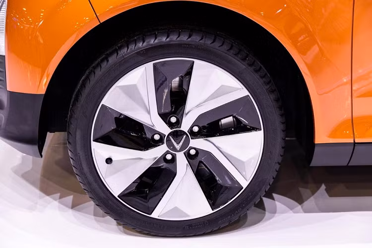 Theo hình ảnh chụp trong triển lãm CES 2022 và hình ảnh do VinFast công bố, có thể thấy VF5 sở hữu ngoại hình nhỏ gọn và trẻ trung. Xe được trang bị 2 nẹp mạ crôm tạo thành hình chữ "V", bao quanh logo của hãng trên đầu xe. Bên dưới là đèn pha chính của xe nhưng chỉ dùng bóng Halogen nên trông "kém sang" hơn những người anh em cùng thương hiệu.