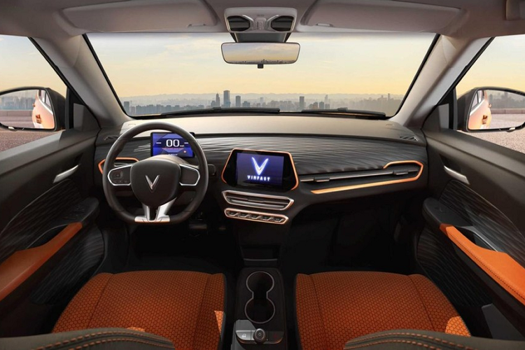 Thêm vào đó là cản trước sơn màu đen, đi kèm hốc gió trung tâm. Bên sườn, VinFast VF5 tạo cảm giác năng động nhờ sơn ngoại thất phối 2 tông màu. Trong đó, phần nóc được sơn màu bạc, tương phản với thân xe, tạo hiệu ứng "lơ lửng" hợp thời trang. Tương tự như vậy, ốp gương chiếu hậu của xe cũng được sơn màu bạc làm điểm nhấn.