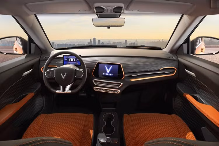 Thêm vào đó là cản trước sơn màu đen, đi kèm hốc gió trung tâm. Bên sườn, VinFast VF5 tạo cảm giác năng động nhờ sơn ngoại thất phối 2 tông màu. Trong đó, phần nóc được sơn màu bạc, tương phản với thân xe, tạo hiệu ứng "lơ lửng" hợp thời trang. Tương tự như vậy, ốp gương chiếu hậu của xe cũng được sơn màu bạc làm điểm nhấn.