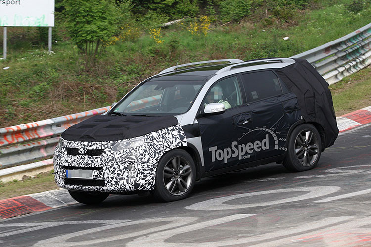 Động cơ tăng áp 1.6L và hệ thống hybrid trên Kia Sorento 2024 cho tổng công suất kết hợp 227 mã lực. Ngoài ra, còn có hệ truyền động plug-in hybrid là sự kết hợp của động cơ tăng áp 1.6L và bộ pin 13.8 kilowatt-hour cho công suất đầu ra 261 mã lực.