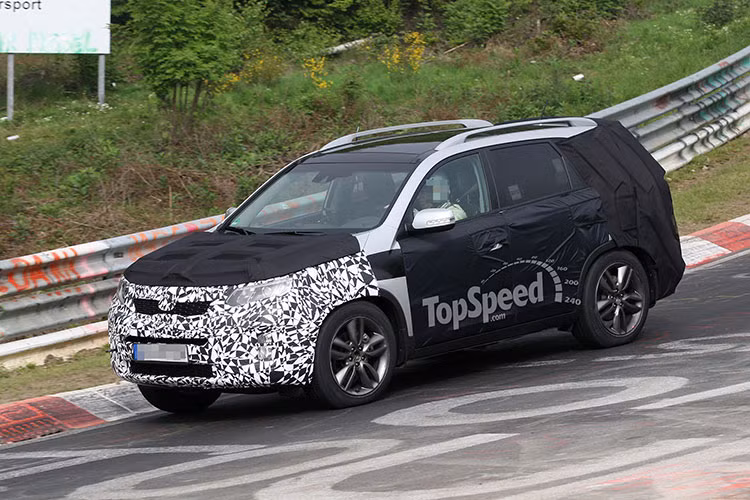 Động cơ tăng áp 1.6L và hệ thống hybrid trên Kia Sorento 2024 cho tổng công suất kết hợp 227 mã lực. Ngoài ra, còn có hệ truyền động plug-in hybrid là sự kết hợp của động cơ tăng áp 1.6L và bộ pin 13.8 kilowatt-hour cho công suất đầu ra 261 mã lực.