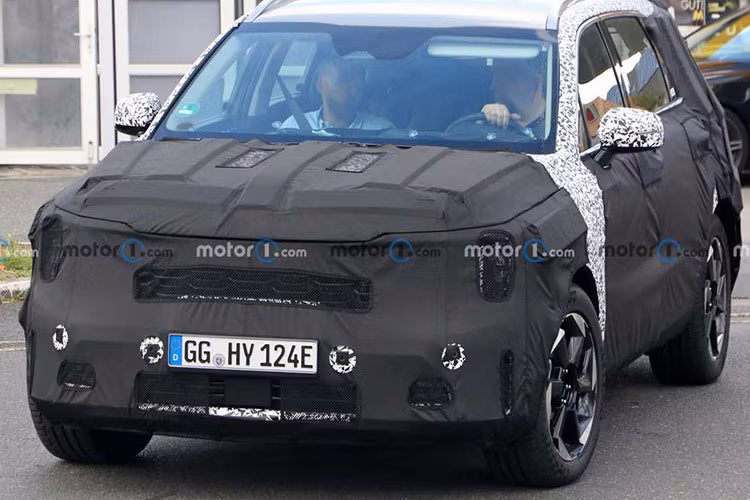 Dự kiến Kia Sorento 2024 sẽ không có quá nhiều thay đổi ở phần thân xe. Trong khi đó ở phía sau, chiếc SUV 7 chỗ sẽ có cụm đèn hậu được làm mới với một dải LED nối liền theo chiều ngang.