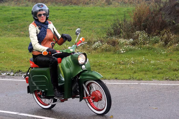 Bộ kit hoàn chỉnh để biến xe Simson thành xe máy điện dự kiến có giá 2.990 Euro (khoảng 70 triệu đồng). Những ai muốn mua xe máy điện Simson có thể đặt cọc với số tiền 190 Euro (4,4 triệu đồng). Second Ride sẽ bảo hành 2 năm cho bộ kit này.