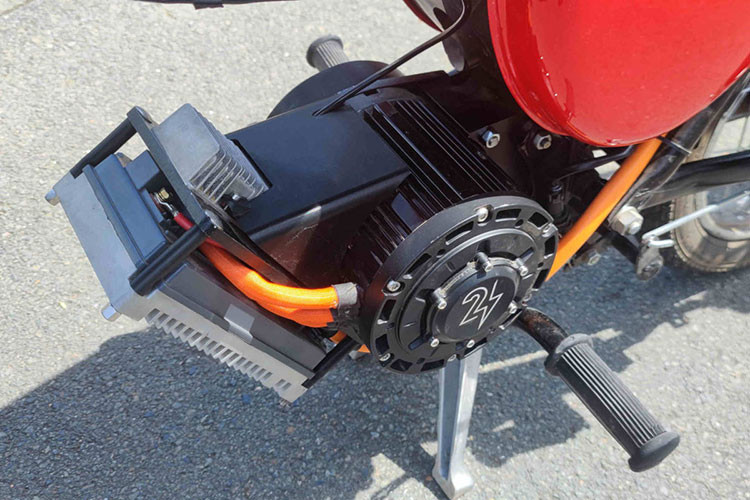 Tất nhiên, để biến thành xe máy điện, những chiếc Simson còn được thay đổi ở những chi tiết khác cho phù hợp. Do đó, thời gian để chuyển đổi xe Simson thành xe máy điện có thể kéo dài từ vài tiếng đồng hồ đến nửa ngày.