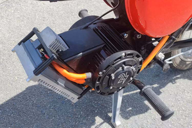 Tất nhiên, để biến thành xe máy điện, những chiếc Simson còn được thay đổi ở những chi tiết khác cho phù hợp. Do đó, thời gian để chuyển đổi xe Simson thành xe máy điện có thể kéo dài từ vài tiếng đồng hồ đến nửa ngày.