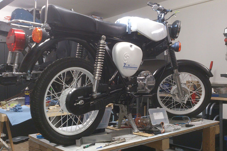 Để phù hợp với xu hướng thời đại, Second Ride đã biến những chiếc xe Simson cũ thành xe máy điện bằng bộ kit chuyển đổi. Bộ kit này đặc biệt phù hợp với những chiếc Simison S 50, S 51 và KR 51/2 được sản xuất cho đến thập niên '90 tại Suhl, Thuringia, Đức.