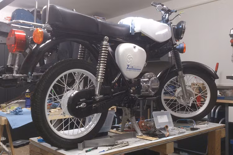 Để phù hợp với xu hướng thời đại, Second Ride đã biến những chiếc xe Simson cũ thành xe máy điện bằng bộ kit chuyển đổi. Bộ kit này đặc biệt phù hợp với những chiếc Simison S 50, S 51 và KR 51/2 được sản xuất cho đến thập niên '90 tại Suhl, Thuringia, Đức.