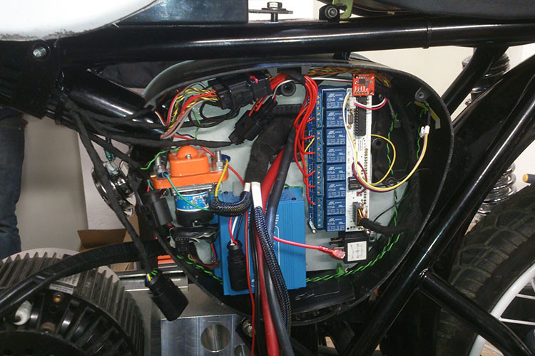 Điều tuyệt vời nhất là bộ kit biến xe Simson thành xe máy điện có kích thước cực kỳ nhỏ gọn. Có tên SR23, bộ kit này thay thế hoàn hảo động cơ của xe và có thể lắp trong thời gian chỉ 30 phút. Bộ kit này được lắp trực tiếp vào khung đỡ động cơ có sẵn của xe.