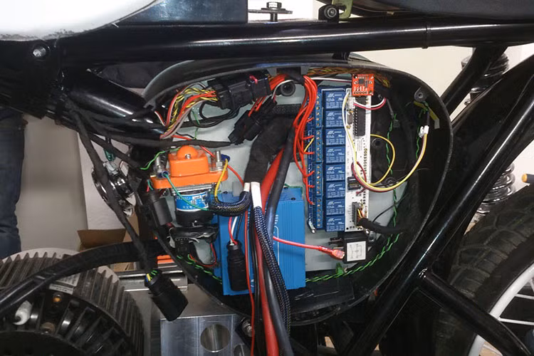 Điều tuyệt vời nhất là bộ kit biến xe Simson thành xe máy điện có kích thước cực kỳ nhỏ gọn. Có tên SR23, bộ kit này thay thế hoàn hảo động cơ của xe và có thể lắp trong thời gian chỉ 30 phút. Bộ kit này được lắp trực tiếp vào khung đỡ động cơ có sẵn của xe.