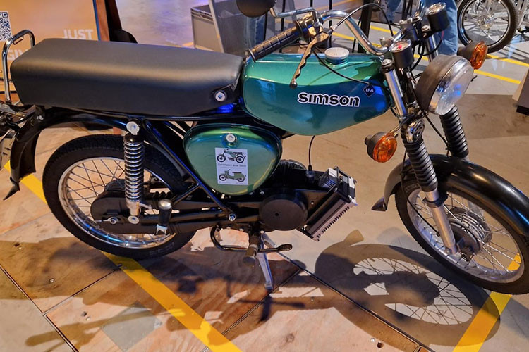 Do đó, nếu không chú ý, nhiều người có thể tưởng đây là xe Simson dùng động cơ xăng nguyên bản. Công ty Second Ride hi vọng có thể sản xuất và thử nghiệm khoảng 30 bộ kit trước thời điểm cuối năm nay. Hiện đã có hơn 100 người đặt mua những chiếc xe máy điện Simson của công ty khởi nghiệp này.