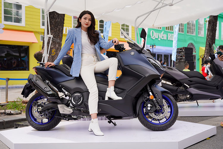 Mức giá xe Yamaha Tmax 560 2022 tại Việt Nam hiện tương đương mức bán ra của các mẫu xe ôtô hạng A, sedan hạng B hay hatchback hạng A như Kia Soluto, Kia Morning, Hyundai Grand i10... Thời gian bàn giao xe Yamaha Xmax 300 2022 chính hãng dự kiến sẽ là tháng 12/2022 còn với Yamaha Tmax 560 2022 là tháng 2/2023.