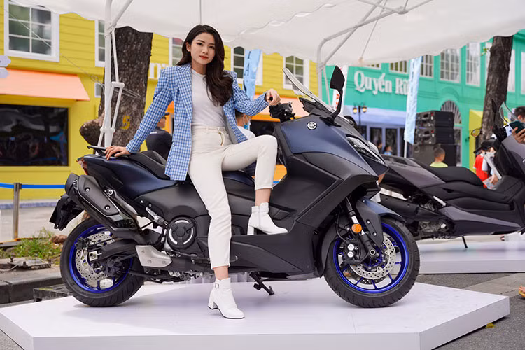 Mức giá xe Yamaha Tmax 560 2022 tại Việt Nam hiện tương đương mức bán ra của các mẫu xe ôtô hạng A, sedan hạng B hay hatchback hạng A như Kia Soluto, Kia Morning, Hyundai Grand i10... Thời gian bàn giao xe Yamaha Xmax 300 2022 chính hãng dự kiến sẽ là tháng 12/2022 còn với Yamaha Tmax 560 2022 là tháng 2/2023.