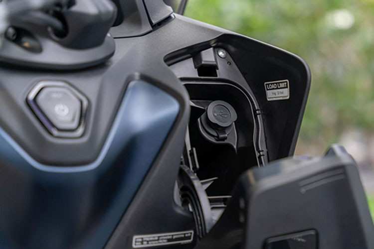 Hệ thống ga trên Tmax 560 2022 được nâng cấp ga điện tử thế hệ mới nhất. Các tính năng thông minh như chìa khóa tối giản, chân chống đứng chống trộm, cổng sạc USB-A hay các hệ thống hỗ trợ quen thuộc như chống trượt bánh (Traction Control),...