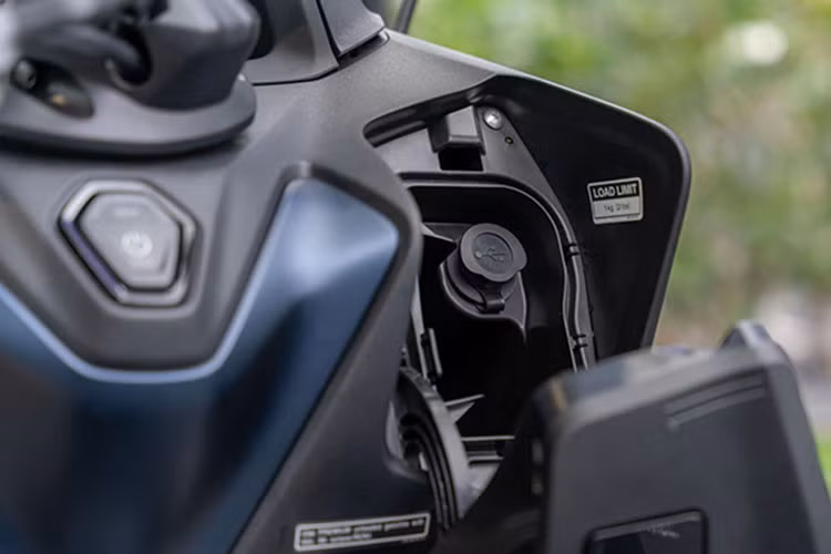 Hệ thống ga trên Tmax 560 2022 được nâng cấp ga điện tử thế hệ mới nhất. Các tính năng thông minh như chìa khóa tối giản, chân chống đứng chống trộm, cổng sạc USB-A hay các hệ thống hỗ trợ quen thuộc như chống trượt bánh (Traction Control),...