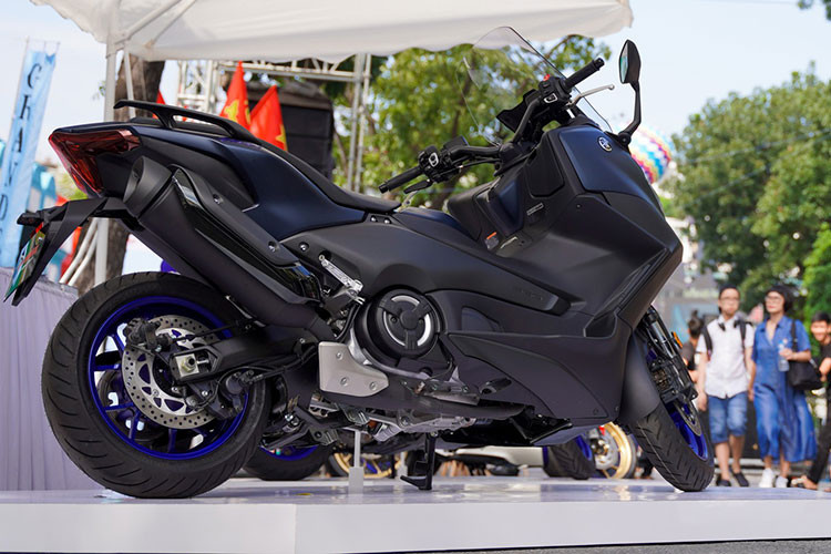 Ngoài ra, xe còn có hai chế độ lái D-mode hay ga hành trình (Cruise Control) vẫn được trang bị tiêu chuẩn nhưng nay sẽ được hiển thị trên màn hình TFT tốt nhất trong phân khúc với kích thước lên tới 7 inch với kết nối điện thoại thông minh đầy đủ, cho phép giữ liên lạc và triển khai định vị trên mọi chuyến đi.