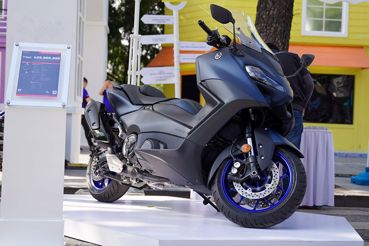 Yamaha Tmax 560 2022 được trang bị động cơ xy-lanh đôi, dung tích 560 phân khối, làm mát bằng dung dịch DOHC, bơm ra công suất tối đa 48 mã lực tại vòng tua máy 7.500 vòng tua/phút và mô-men xoắn cực đại 56 Nm tại 5.250 vòng tua/phút.