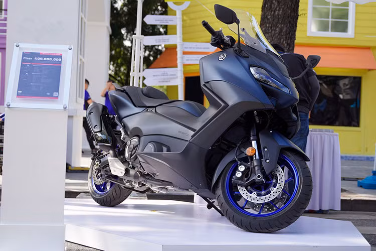 Yamaha Tmax 560 2022 được trang bị động cơ xy-lanh đôi, dung tích 560 phân khối, làm mát bằng dung dịch DOHC, bơm ra công suất tối đa 48 mã lực tại vòng tua máy 7.500 vòng tua/phút và mô-men xoắn cực đại 56 Nm tại 5.250 vòng tua/phút.