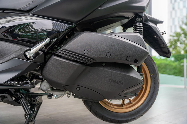 Truyền sức mạnh cho xe Yamaha Xmax 300 2022 mới ra mắt Việt Nam là động cơ xy-lanh đơn, dung tích 292 phân khối, làm mát bằng dung dịch, sản sinh công suất tối đa 28 mã lực mã lực tại tua máy 7.250 vòng/phút và mô-men xoắn cực đại 29 Nm tại tua máy 5.750 vòng/phút.