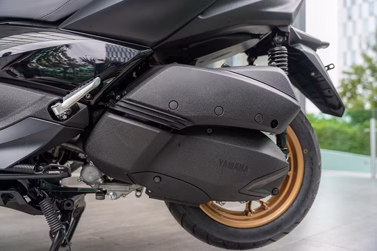 Truyền sức mạnh cho xe Yamaha Xmax 300 2022 mới ra mắt Việt Nam là động cơ xy-lanh đơn, dung tích 292 phân khối, làm mát bằng dung dịch, sản sinh công suất tối đa 28 mã lực mã lực tại tua máy 7.250 vòng/phút và mô-men xoắn cực đại 29 Nm tại tua máy 5.750 vòng/phút.