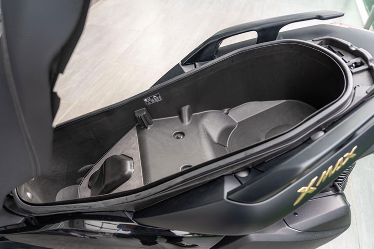 Yamaha Xmax 300 còn được tăng thêm độ tiện nghi khi sở hữu bình xăng với dung tích lên đến 13 lít, giúp quãng đường di chuyển có thể đến hơn 300km, ngăn chứa đồ rộng rãi có thể đựng lên tới 2 chiếc mũ bảo hiểm full face, và thiết kết cốp rộng có thể dễ dàng chứa cả máy tính xách tay. Xe có 2 màu xám đen và xanh xám.