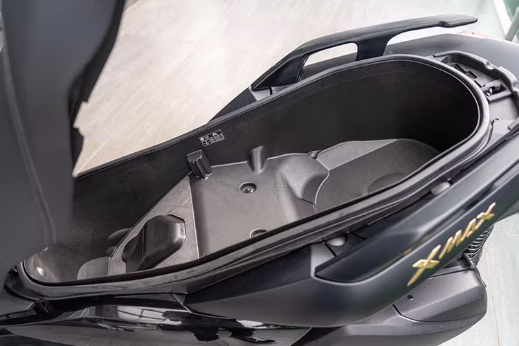 Yamaha Xmax 300 còn được tăng thêm độ tiện nghi khi sở hữu bình xăng với dung tích lên đến 13 lít, giúp quãng đường di chuyển có thể đến hơn 300km, ngăn chứa đồ rộng rãi có thể đựng lên tới 2 chiếc mũ bảo hiểm full face, và thiết kết cốp rộng có thể dễ dàng chứa cả máy tính xách tay. Xe có 2 màu xám đen và xanh xám.