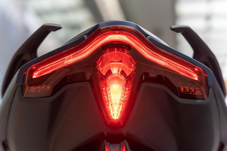 Phần đầu xe với thiết kế khí động học lấy cảm hứng từ các siêu xe thể thao, được trang bị bộ bốn bóng LED bi cầu cực kỳ hiện đại, phần kính gió kích thước lớn có thể dễ dàng điều chỉnh độ cao thông qua cùm tay lái, cùng với thiết kế đuôi xe chữ “T” mới độc đáo và không thể nhầm lẫn.