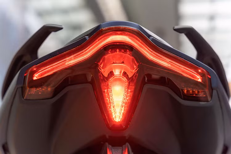 Phần đầu xe với thiết kế khí động học lấy cảm hứng từ các siêu xe thể thao, được trang bị bộ bốn bóng LED bi cầu cực kỳ hiện đại, phần kính gió kích thước lớn có thể dễ dàng điều chỉnh độ cao thông qua cùm tay lái, cùng với thiết kế đuôi xe chữ “T” mới độc đáo và không thể nhầm lẫn.