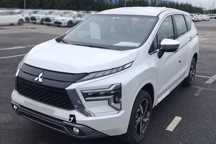 Vào hồi tháng 3/2022, cộng đồng mạng đã phát hiện ra rằng Mitsubishi Xpander 2022 mới đã được đăng ký bảo hộ kiểu dáng công nghiệp tại Việt Nam. Mới đây, mẫu xe này đã bất ngờ xuất hiện tại Việt Nam và chờ thông quan, dự kiến ngày ra mắt của chiếc MPV “quốc dân” này sẽ không còn xa.