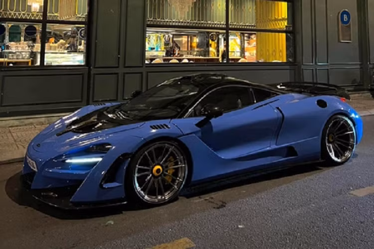 Theo tìm hiểu, chiếc McLaren 720S về Việt Nam từ tháng 9/2019 với mức gia khoảng hơn 20 tỷ đồng và sở hữu sơn màu tím độc lạ. Một thời gian sau, siêu xe đã được chủ nhân nâng cấp với gói độ Novitec N-Largo - bộ bodykit chỉ có 15 bộ giới hạn trên toàn cầu.