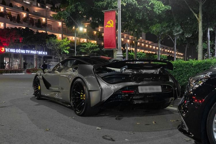 Về sức mạnh, xe được trang bị động cơ tăng áp kép V8 4.0L sản sinh công suất 710 mã lực và mô men xoắn cực đại 770Nm, đi kèm hộp số SSG ly hợp kép.