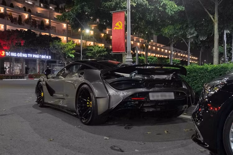 Về sức mạnh, xe được trang bị động cơ tăng áp kép V8 4.0L sản sinh công suất 710 mã lực và mô men xoắn cực đại 770Nm, đi kèm hộp số SSG ly hợp kép.