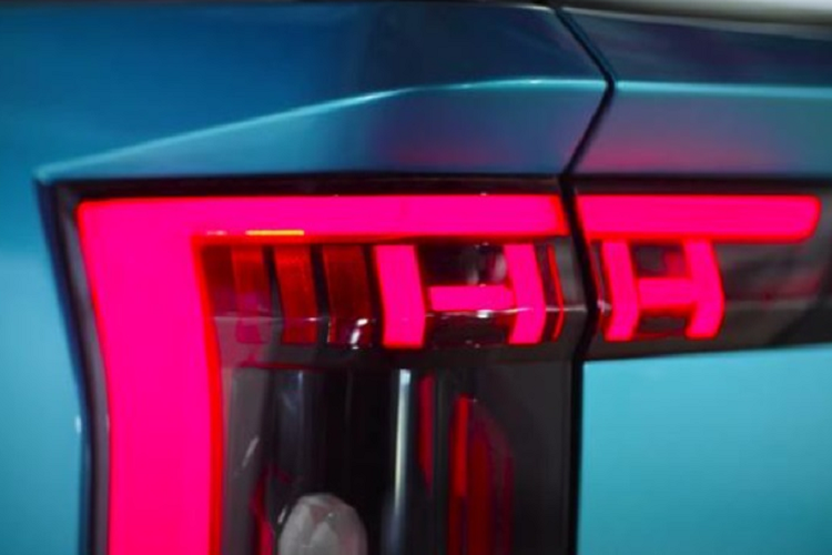 Mẫu bán tải điện Foxtron Model V dự kiến sẽ có giá dưới 30.000 USD (khoảng 700 triệu VNĐ). Hiện tại, các thông số về mẫu xe này chưa được công bố, cũng như chưa có thông tin về việc chiếc bán tải điện có mặt tại Việt Nam hay không.