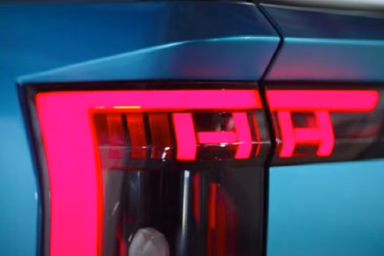 Mẫu bán tải điện Foxtron Model V dự kiến sẽ có giá dưới 30.000 USD (khoảng 700 triệu VNĐ). Hiện tại, các thông số về mẫu xe này chưa được công bố, cũng như chưa có thông tin về việc chiếc bán tải điện có mặt tại Việt Nam hay không.