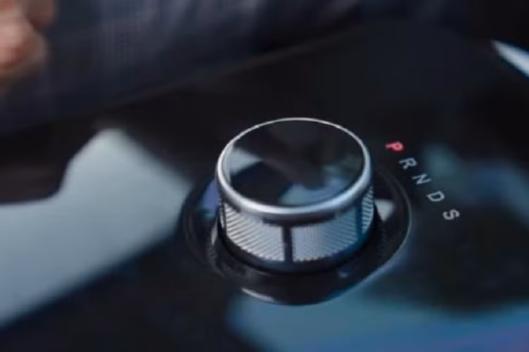 Cản trước của xe có hình hoa văn hiện đại phủ lớp sơn trùng màu với thân xe. Ngoài ra, xe có một số chi tiết thiết kế nổi bật như tay nắm cửa phẳng, khoảng trống bảng điều khiển ẩn của cửa sau, đèn hậu được mở rộng trên cửa sau và gầm xe rộng rãi. Về nội thất, chi tiết duy nhất được hé lộ trên chiếc bán tải đến thời điểm này là cần số dạng núm xoay.