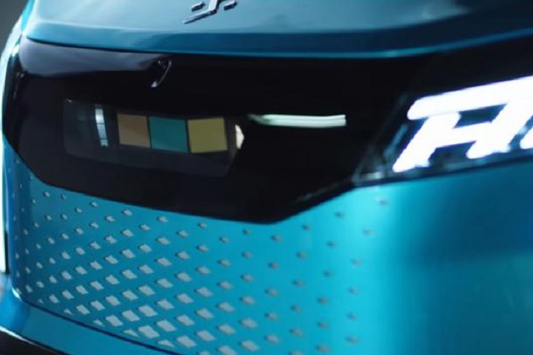 Chiếc bán tải Model V có kích thước tương tự Ford Ranger. Phần đầu xe sở hữu thiết kế đặc trưng bởi đèn LED hình chữ L. Kí hiệu “HH” được chiếu sáng là logo của Tập đoàn Công nghệ Hon Hai, công ty mẹ của Foxconn. Phần lưới tản nhiệt rộng được bao phủ và có khả năng tích hợp cảm biến ADAS.