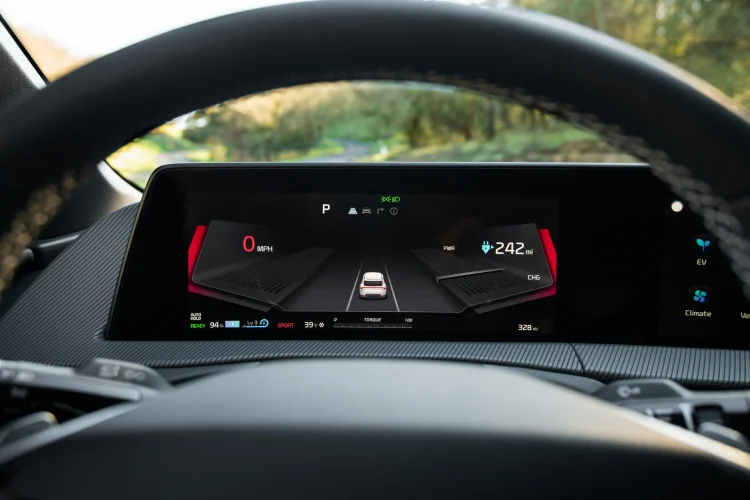 EV6 Wind cũng có bản 2 động cơ điện, hệ dẫn động bốn bánh tạo ra công suất kết hợp là 320 mã lực và mô-men xoắn 604 Nm. Điều này giúp giảm thời gian tăng tốc từ 0-96 km/h xuống còn 5,1 giây, trong khi tốc độ tối đa 188 km/h. Tuy nhiên, biến thể dẫn động bốn bánh có giá bắt đầu từ 50.900 USD (44.615 USD sau khi trừ thuế và phí giao xe) và có pin 77,4 kWh cung cấp phạm vi hoạt động 441 km.